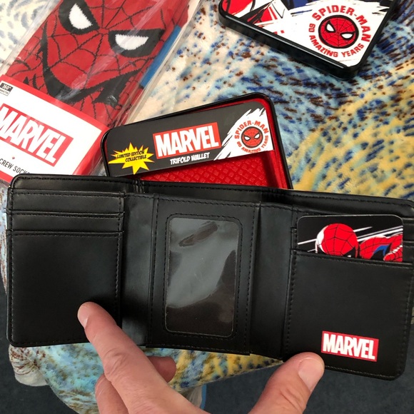MARVEL SPIDERMAN BILLFOLD/WALLET WITH COLLECTORS TIN, SPIDERMAN CHARACTER SOCKS - Picture 4 of 7